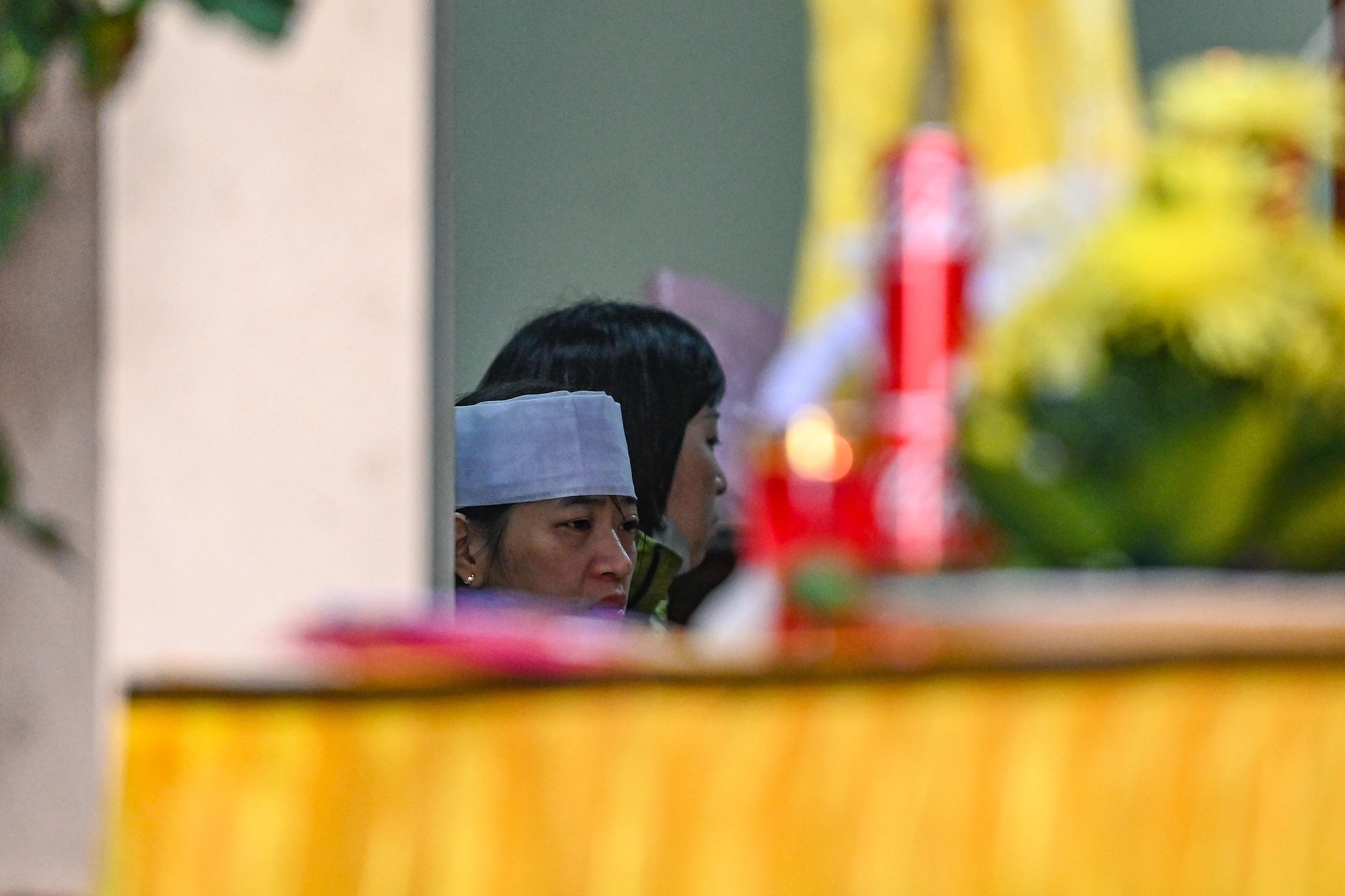 2 dua tre mo coi cha sau cu tong cua tai xe taxi hinh anh