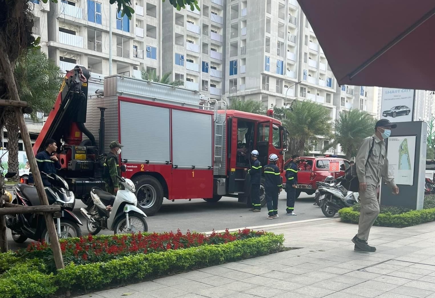 Nu sinh duoi nuoc o ho canh quan trong khu do thi hinh anh