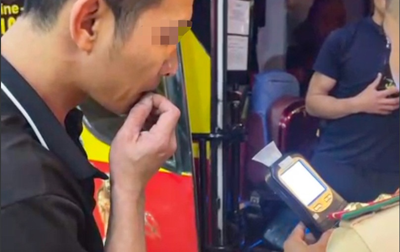 Tai xe xe khach uong ruou ngam qua thuoc phien hinh anh