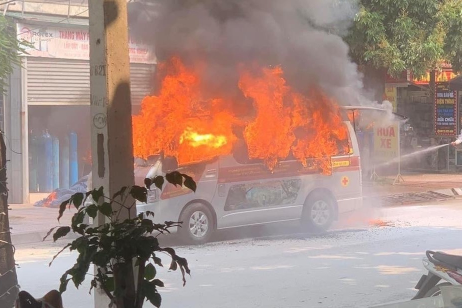 Xe cuu thuong boc chay, benh nhan phia trong bi bong nang hinh anh