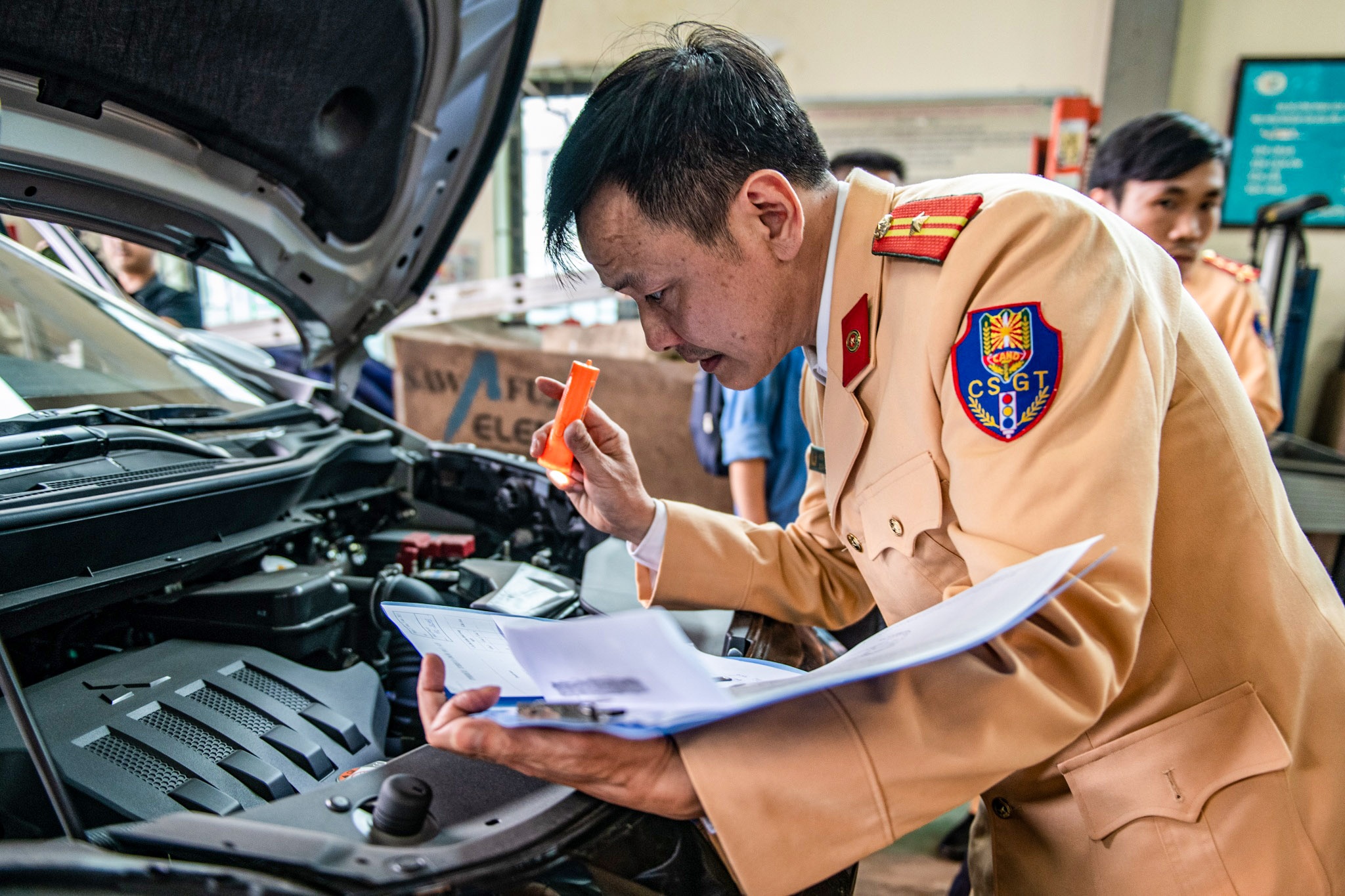 CSGT ho tro dang kiem cho hon 35.000 phuong tien hinh anh