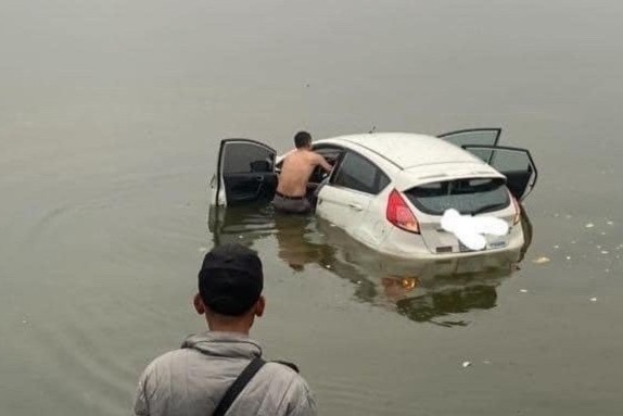 Oto cho 3 nguoi lao xuong ho Tay trong chieu suong mu hinh anh