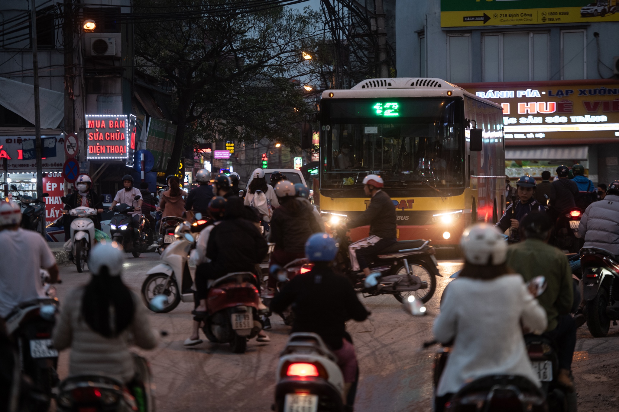 tac duong Dinh Cong anh 9