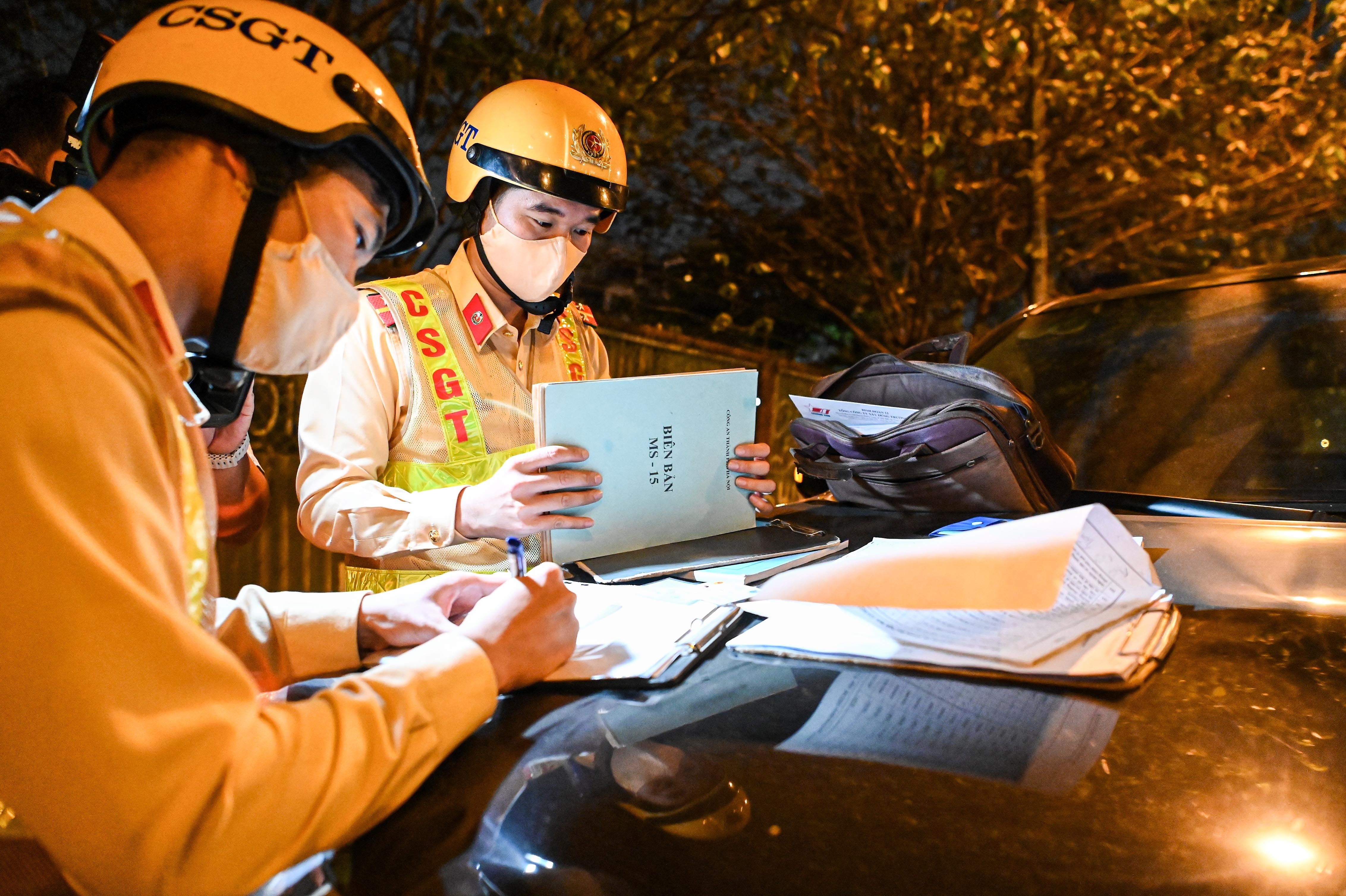 Gan 12.000 tai xe vi pham nong do con o TP.HCM trong 3 thang hinh anh