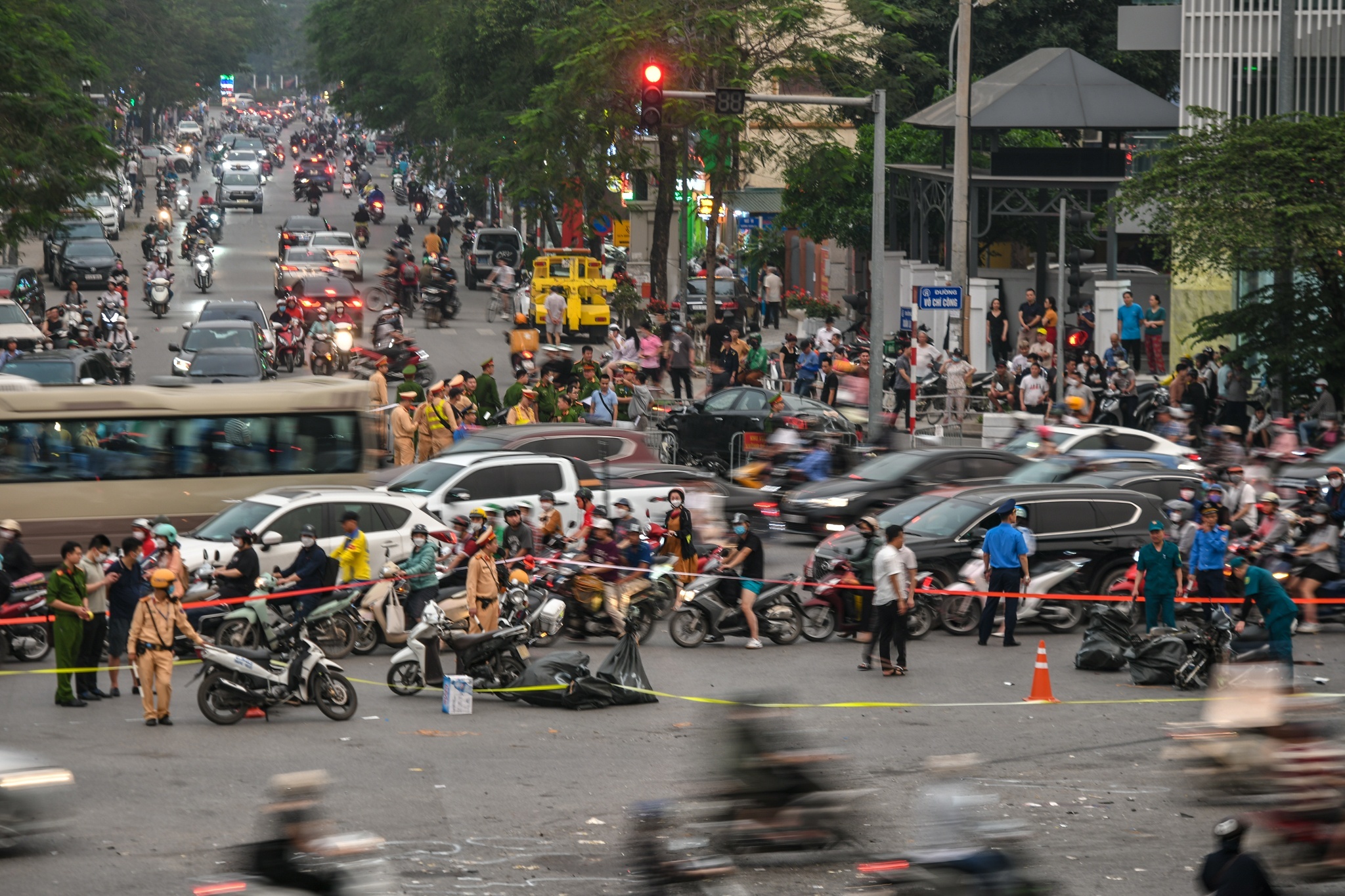 Oto tong 17 xe may, nguoi bi thuong la liet hinh anh