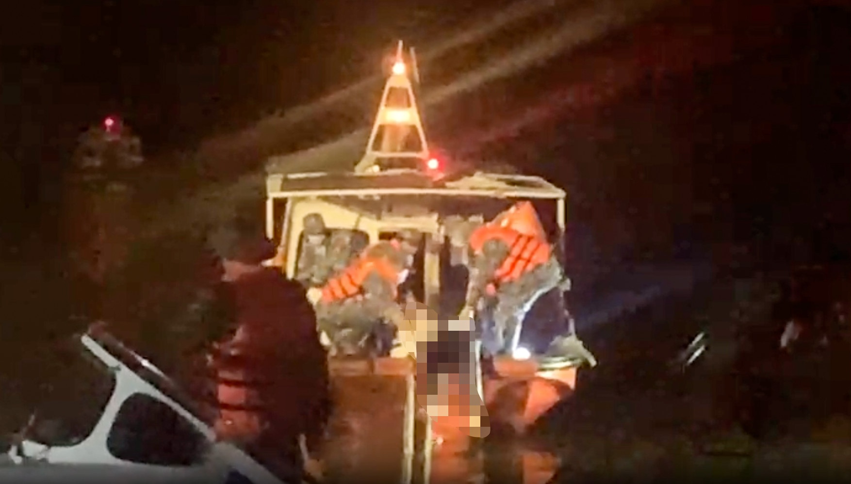 Da tim thay 3 thi the trong vu roi may bay Bell 505 hinh anh