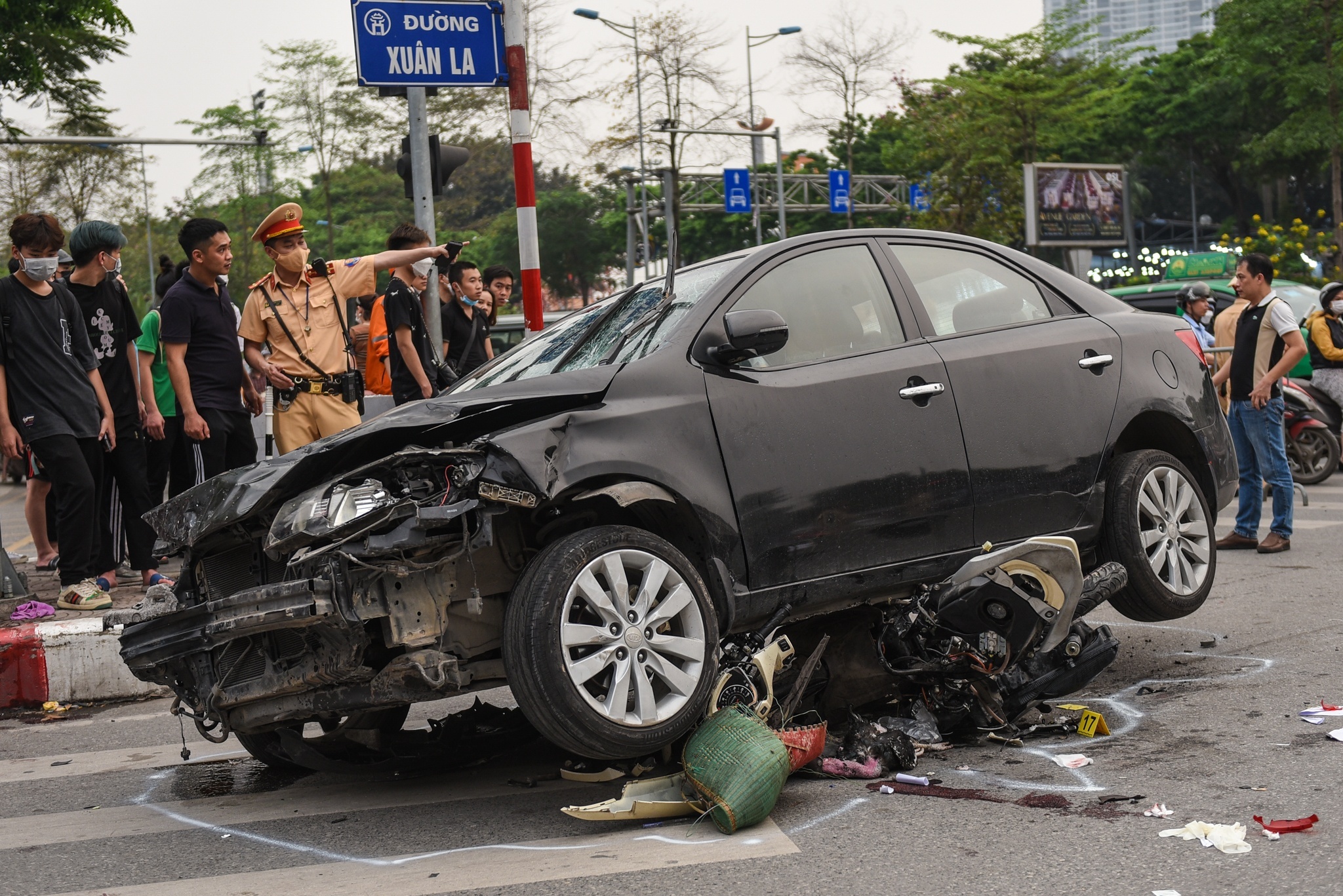 Vu oto tong 17 xe may: Mot nan nhan van nguy kich, hon me sau hinh anh