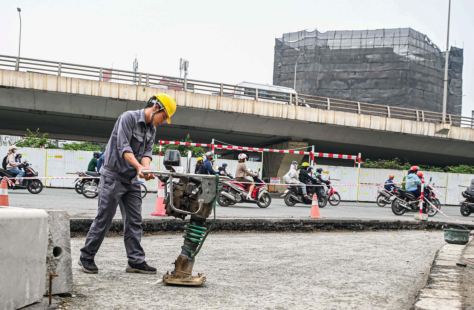 Rao chan thi cong 2 nhanh cau vuot tren vanh dai 3 hinh anh