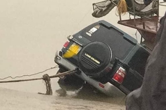 Xe Land Cruiser troi duoi song, tai xe tu vong hinh anh