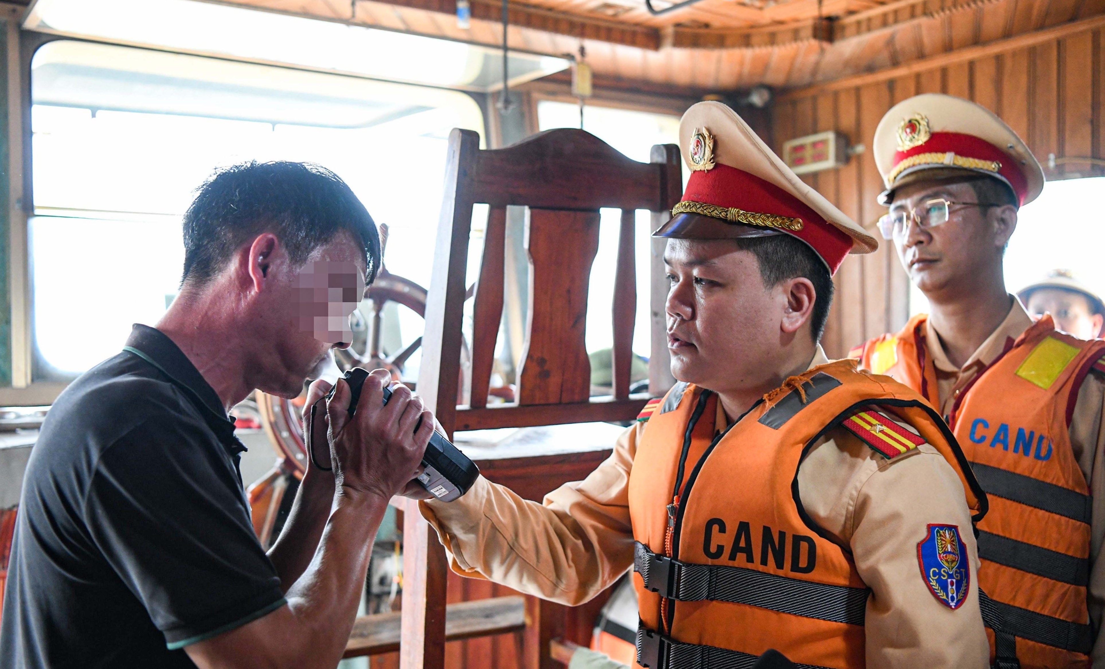 Xu phat lai tau thuy vi pham nong do con hinh anh