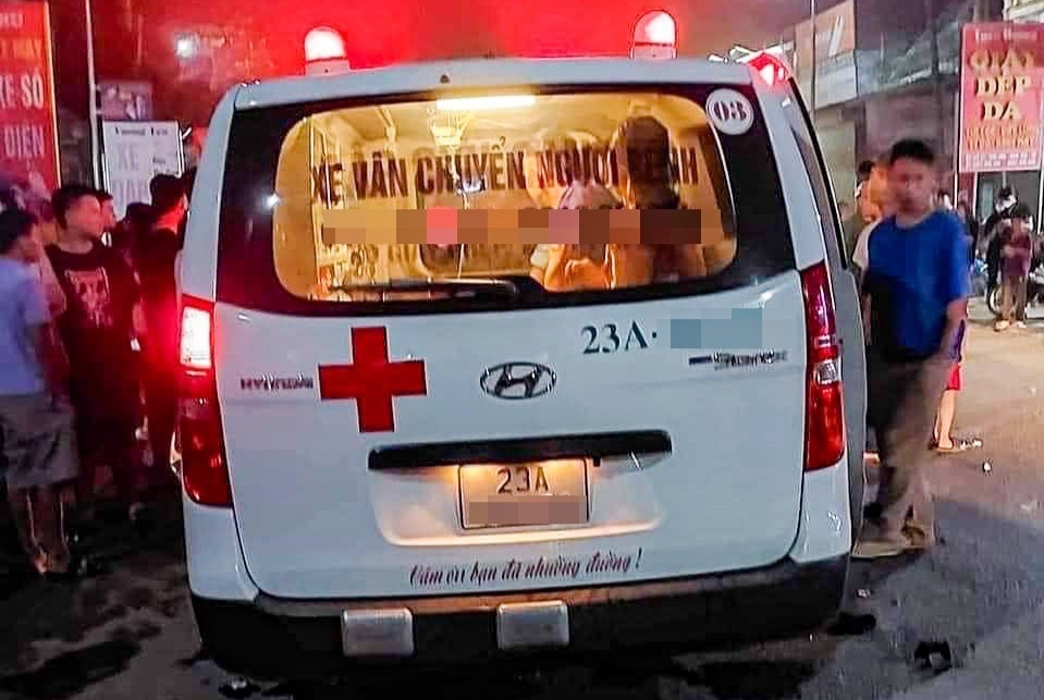 Xe cuu thuong va cham voi xe may, 2 nguoi chet hinh anh