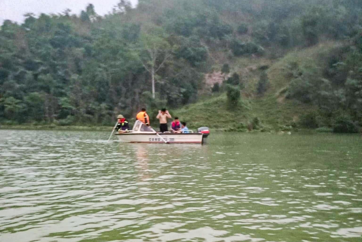 lat thuyen song lo anh 1