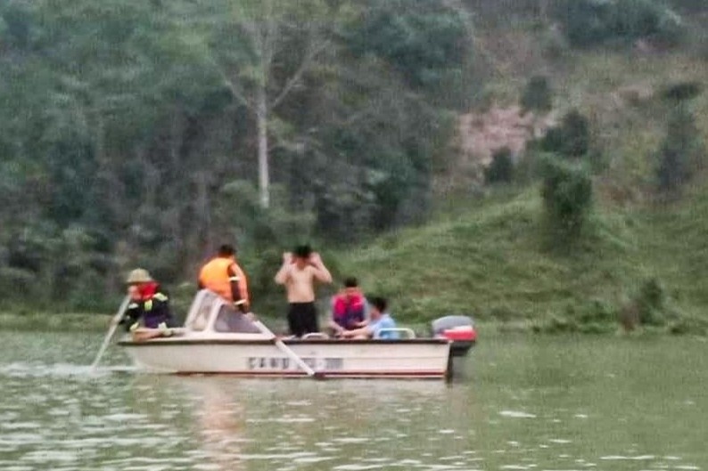 Anh nong dan cuu 4 nguoi trong vu lat thuyen tren song Lo hinh anh