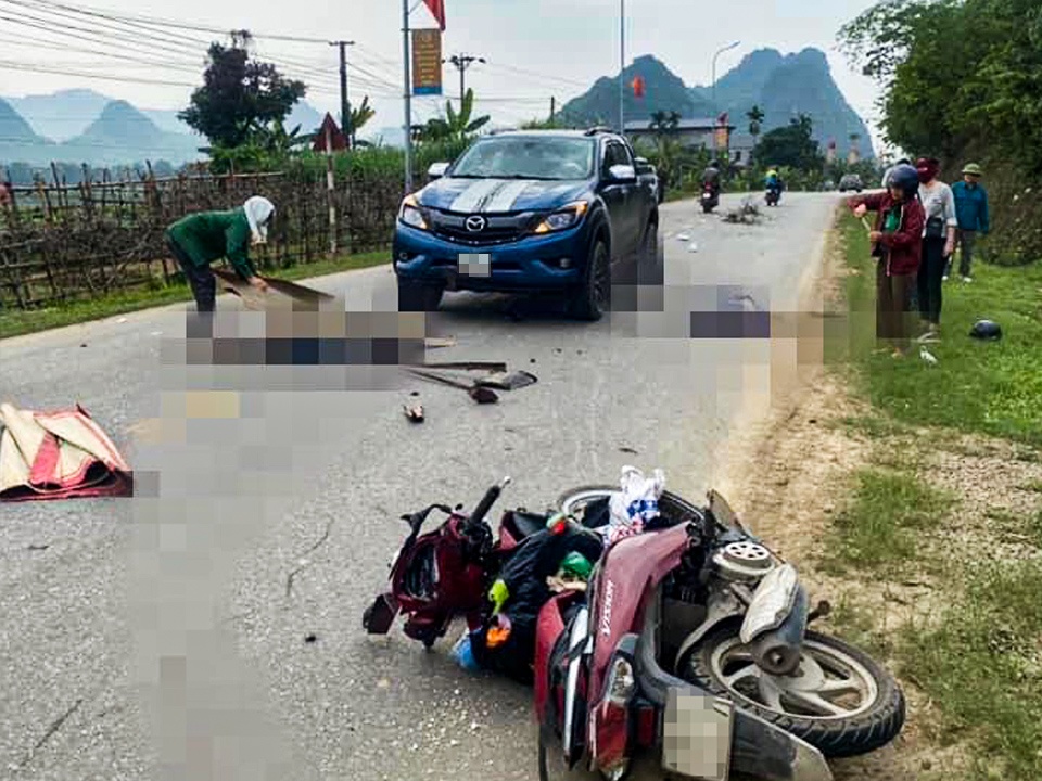 Xe ban tai va cham voi xe may, 2 phu nu tu vong hinh anh