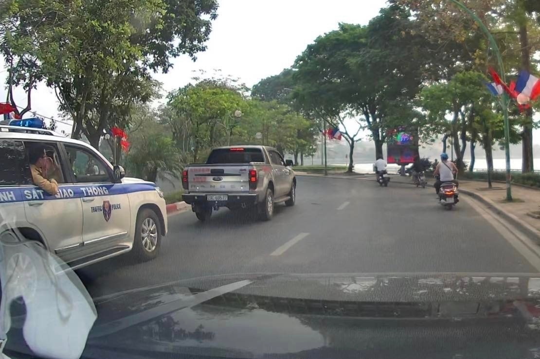 Tai xe bi phat 7 trieu dong vi chan duong xe uu tien hinh anh