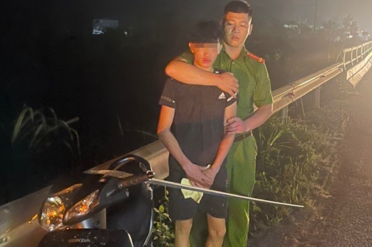 Ngan chan nhom ‘AE nha bao Yen Thuy’ lai xe ruot duoi tren duong hinh anh