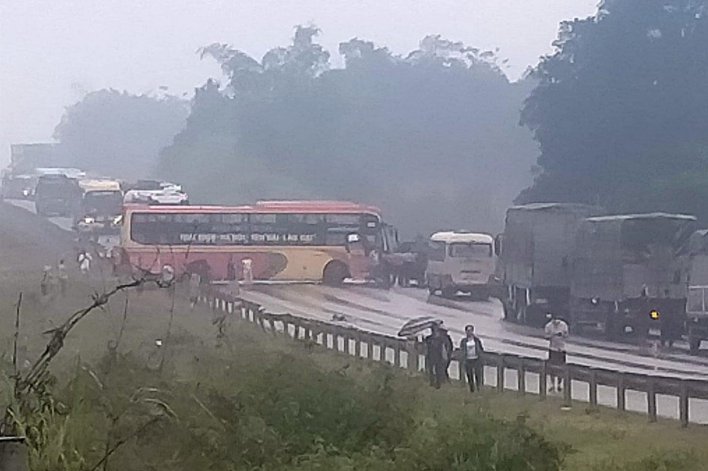 3 vu tai nan lien tiep tren cao toc Noi Bai - Lao Cai hinh anh