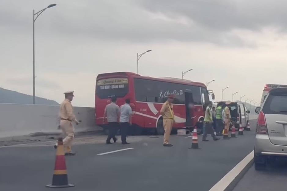 Xe khach tong oto tai tren cao toc, 4 nguoi nhap vien hinh anh