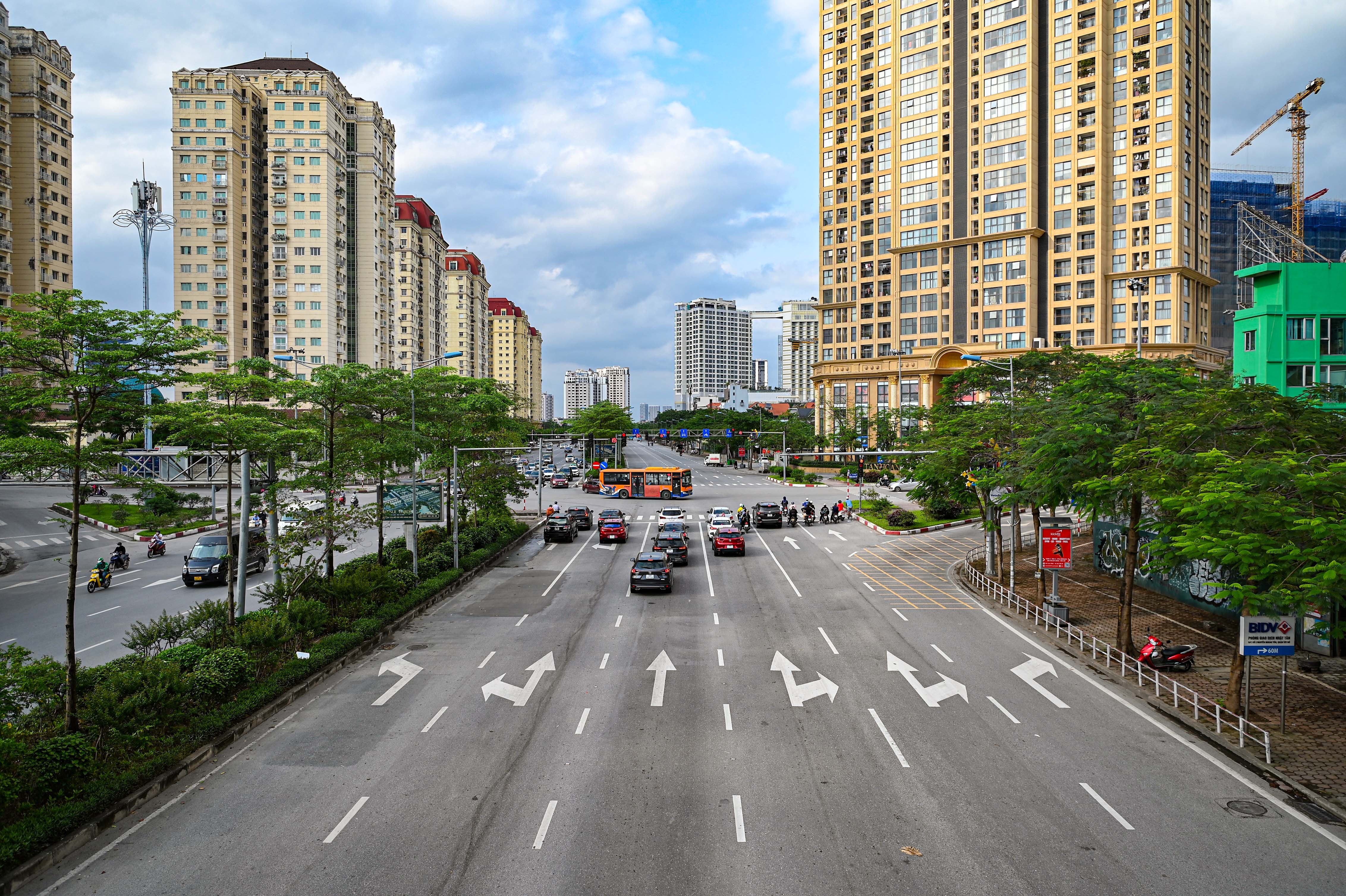 Duong pho Ha Noi vang ve ngay dau dip nghi le 30/4 hinh anh