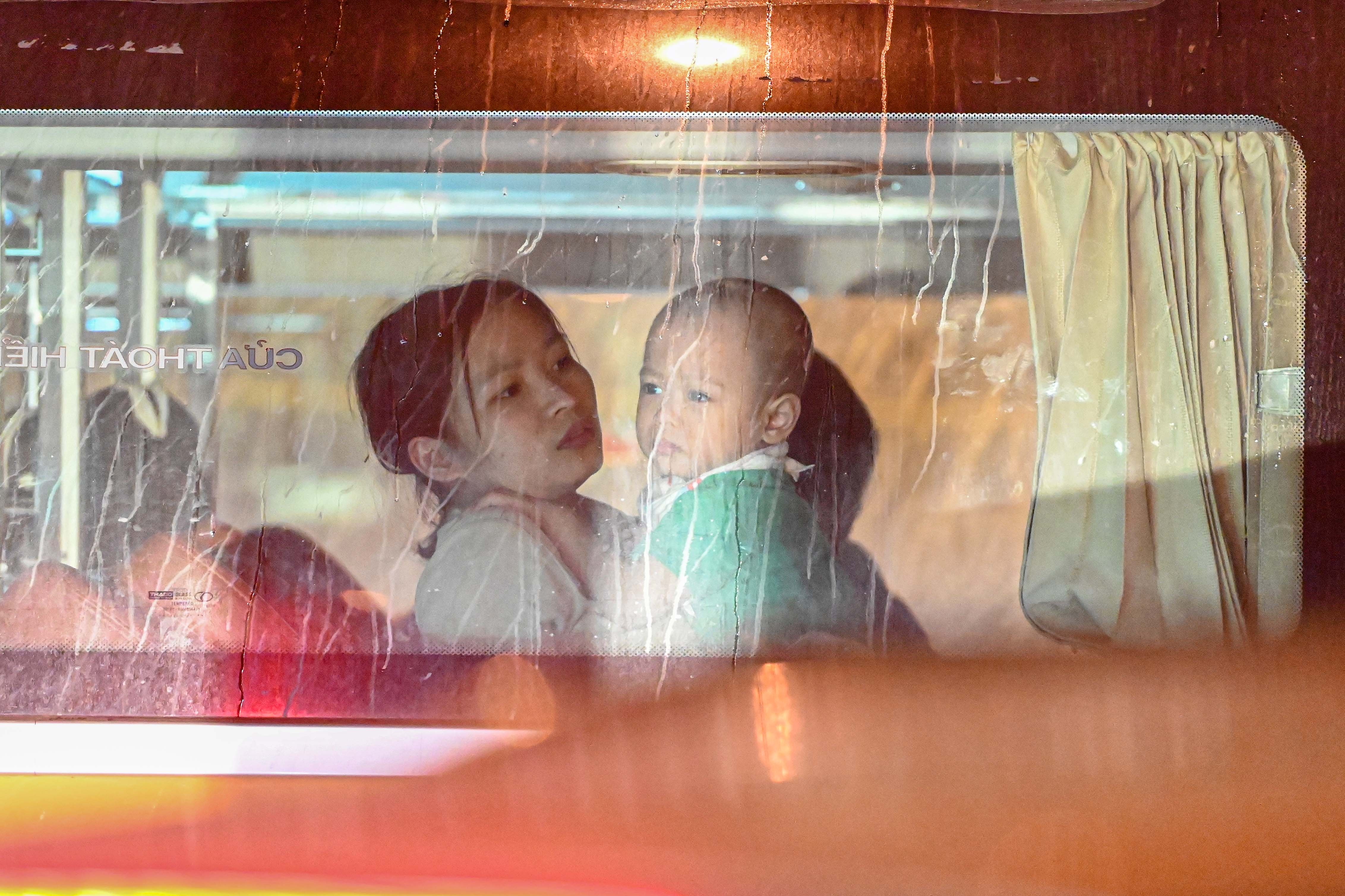 Cho den nua dem de ve que, nguoi Ha Noi van khong thoat khoi tac duong hinh anh