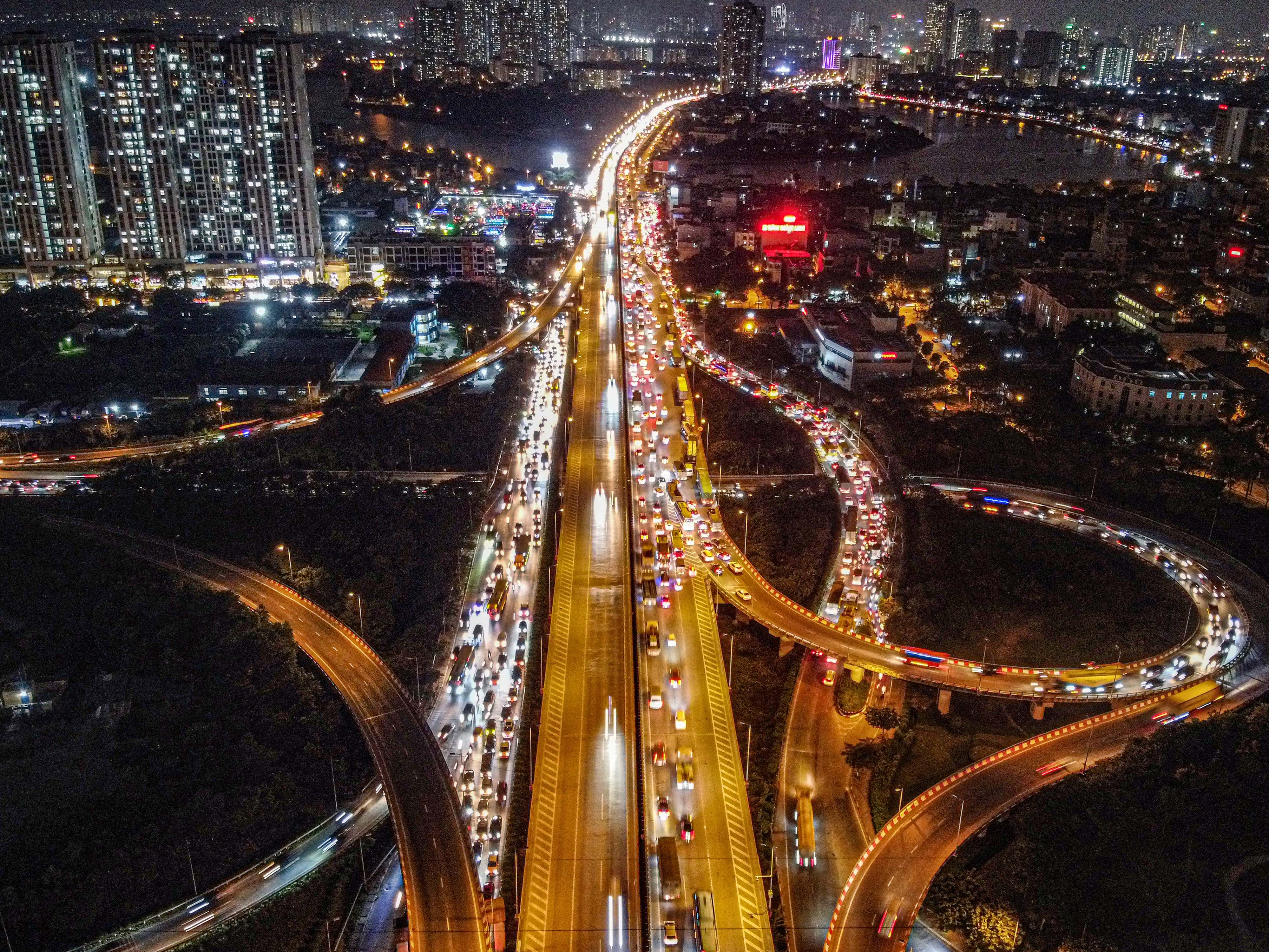 Cuc CSGT: Luu luong xe co tang dot bien trong ngay dau nghi le hinh anh