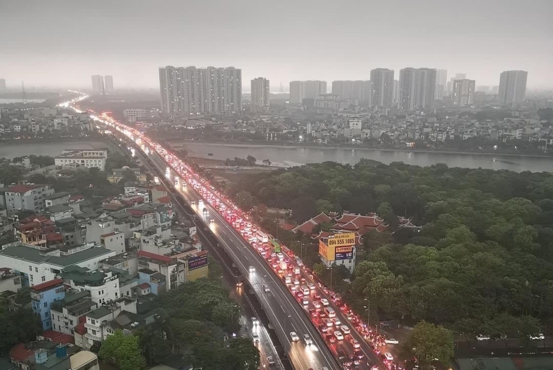 Ngay dau nghi le, cua ngo Ha Noi ket cung trong con mua lon hinh anh