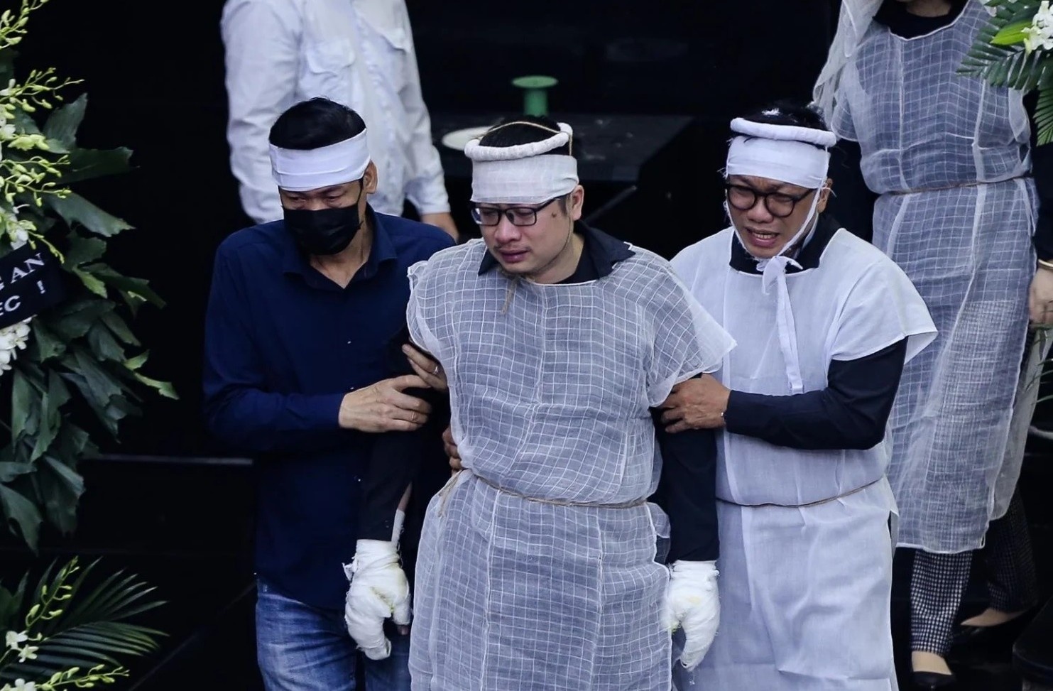 Dong nguoi khoc thuong tien biet 4 ba chau tu vong trong vu hoa hoan hinh anh