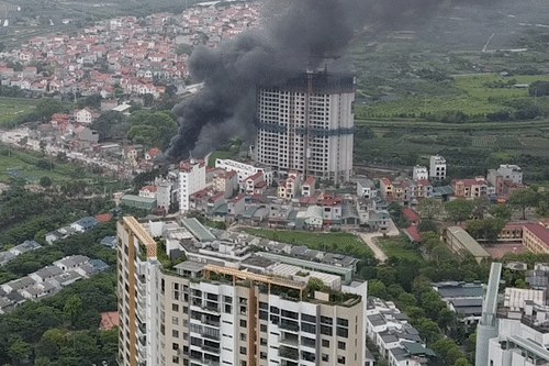 Cot khoi den ngun ngut tu vu chay xuong giay gan Ecopark hinh anh