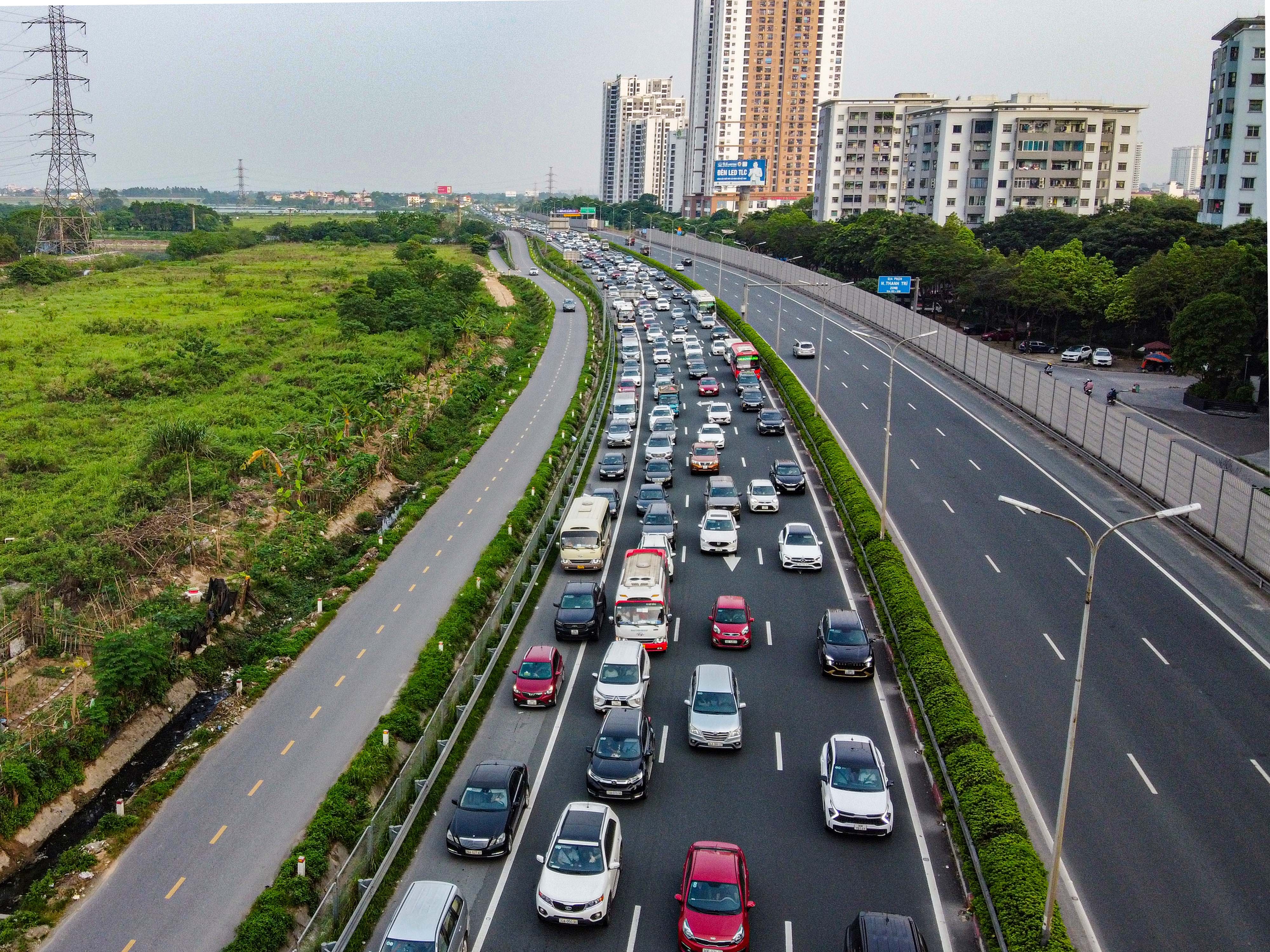 Tro lai Ha Noi som 2 ngay, nguoi dan van khong thoat canh un tac hinh anh
