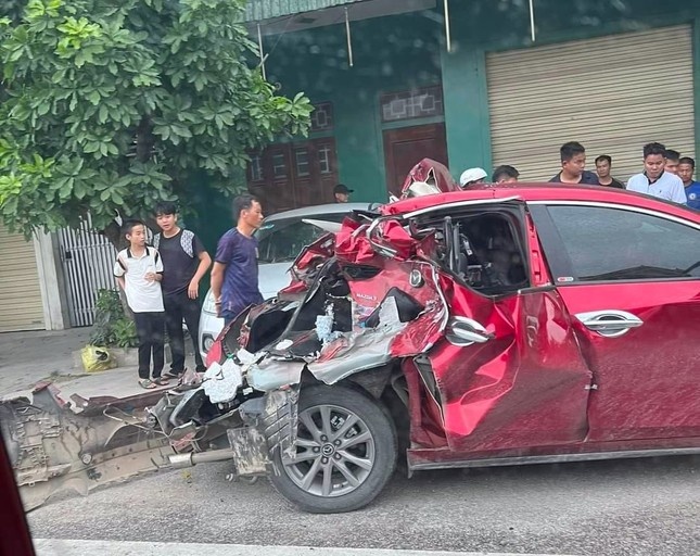 Dung den do, xe con bi tong bien dang hinh anh