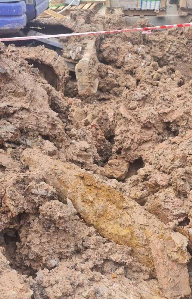 bom trong benh vien anh 1