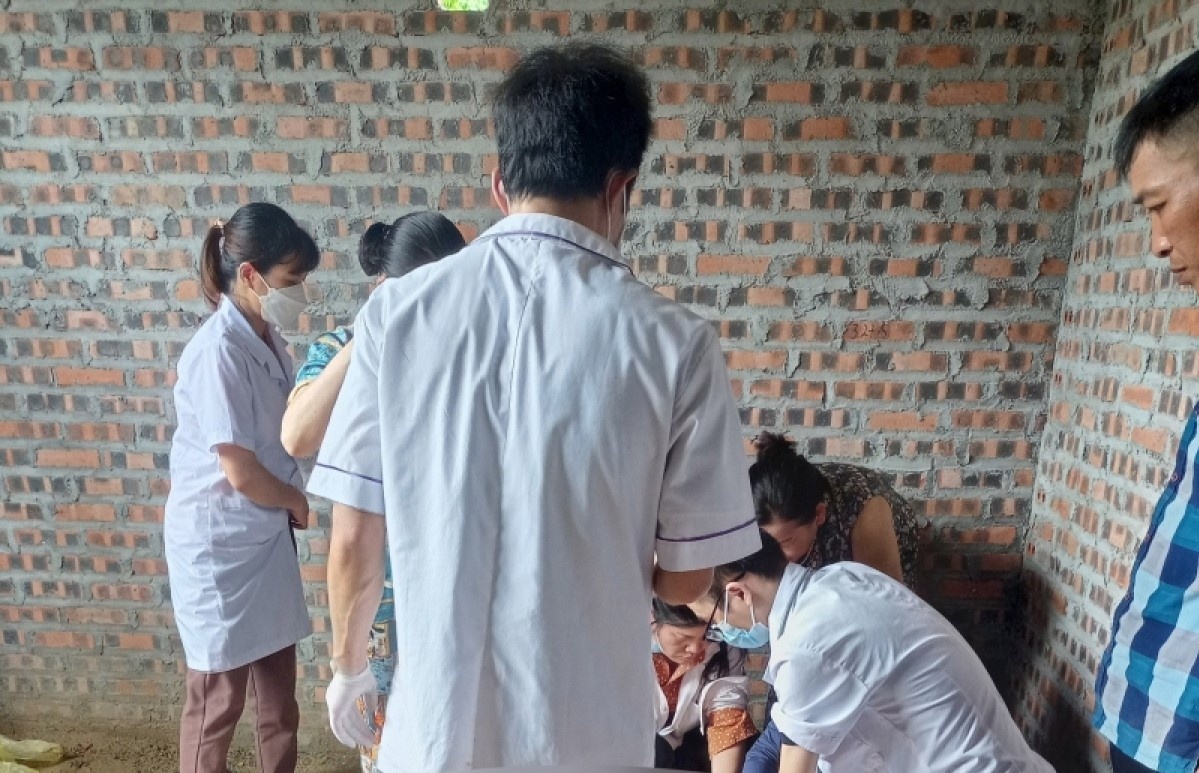 Bi dien giat khi dung may dam cam tay, 2 me con tu vong hinh anh