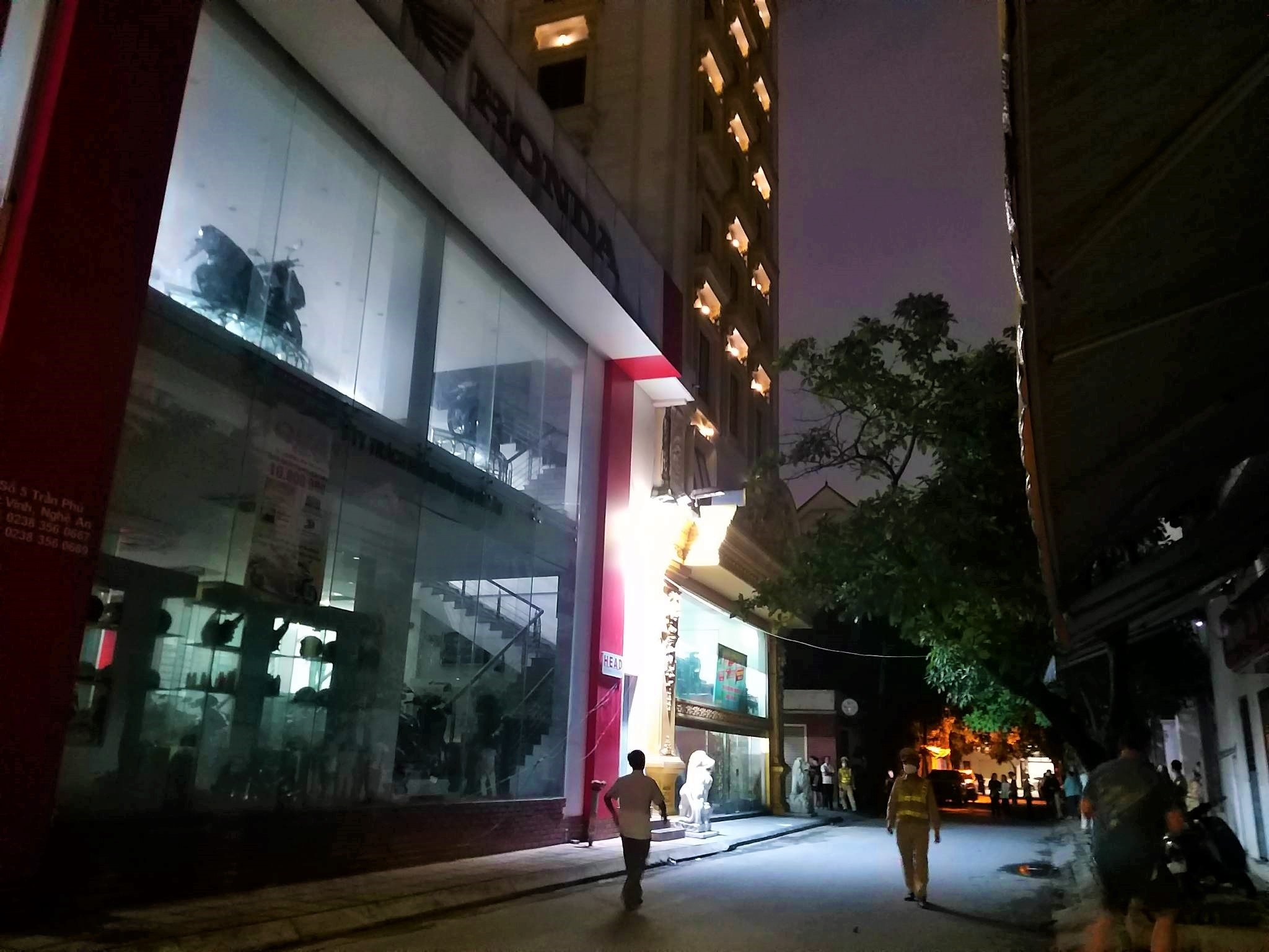 Be gai 6 tuoi roi tu tang 10 xuong dat tu vong hinh anh