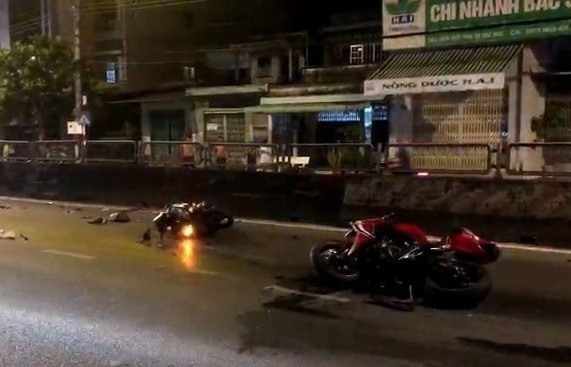 Xe may tong nhau tren quoc lo, 2 nguoi thuong vong hinh anh