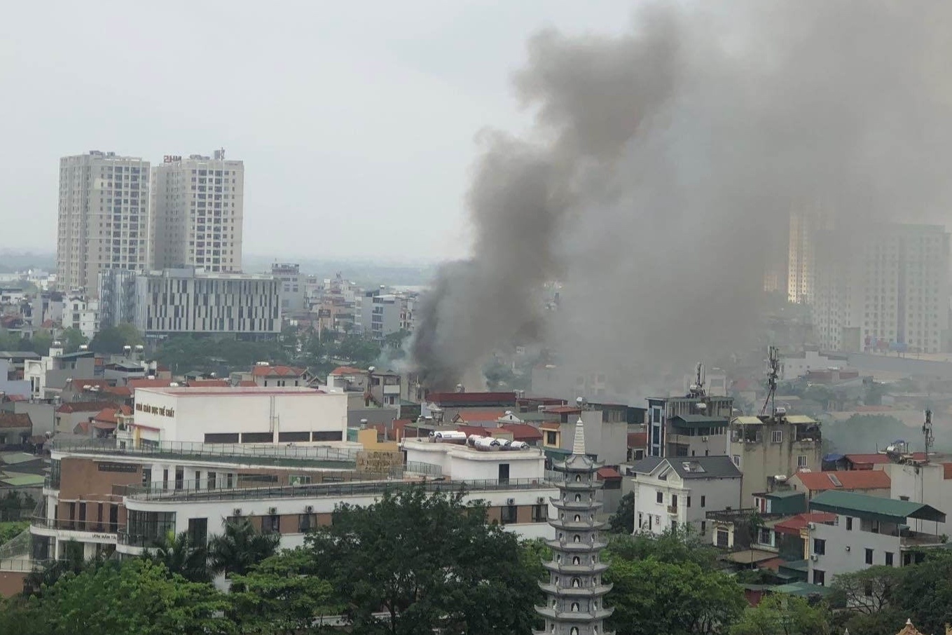 Xuong go giua khu dan cu boc chay ngun ngut hinh anh