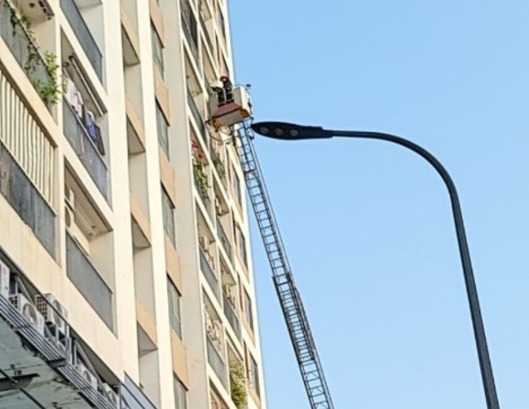 Giai cuu nam sinh co y dinh nhay lau tu ban cong chung cu hinh anh