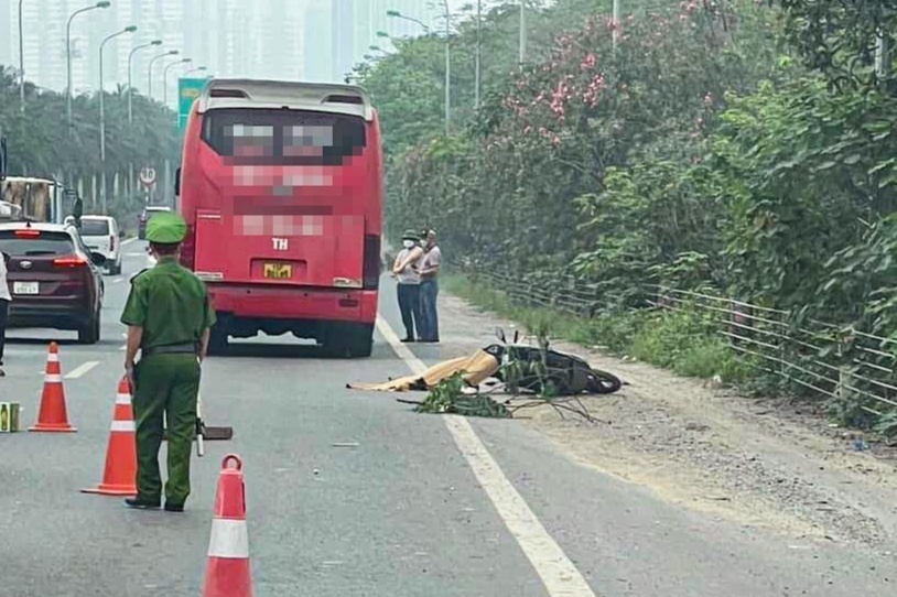 Di xe may vao lan cao toc, co gai tu vong sau va cham voi oto khach hinh anh