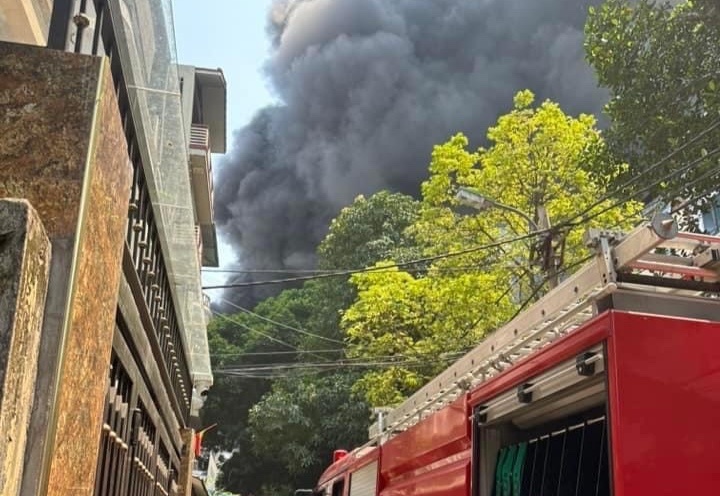 Bai xe o Ha Noi boc chay ngun ngut giua trua nang 40 do C hinh anh