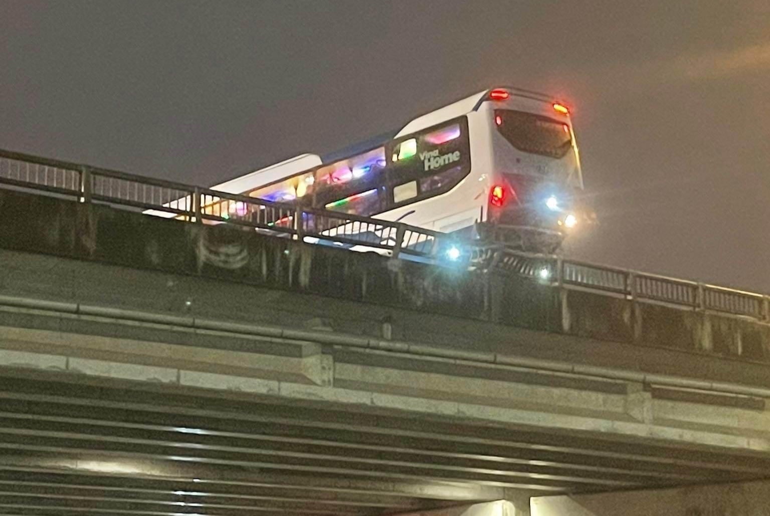 Vu oto suyt vang khoi duong tren cao: Xe bi no lop, tai xe phanh gap hinh anh