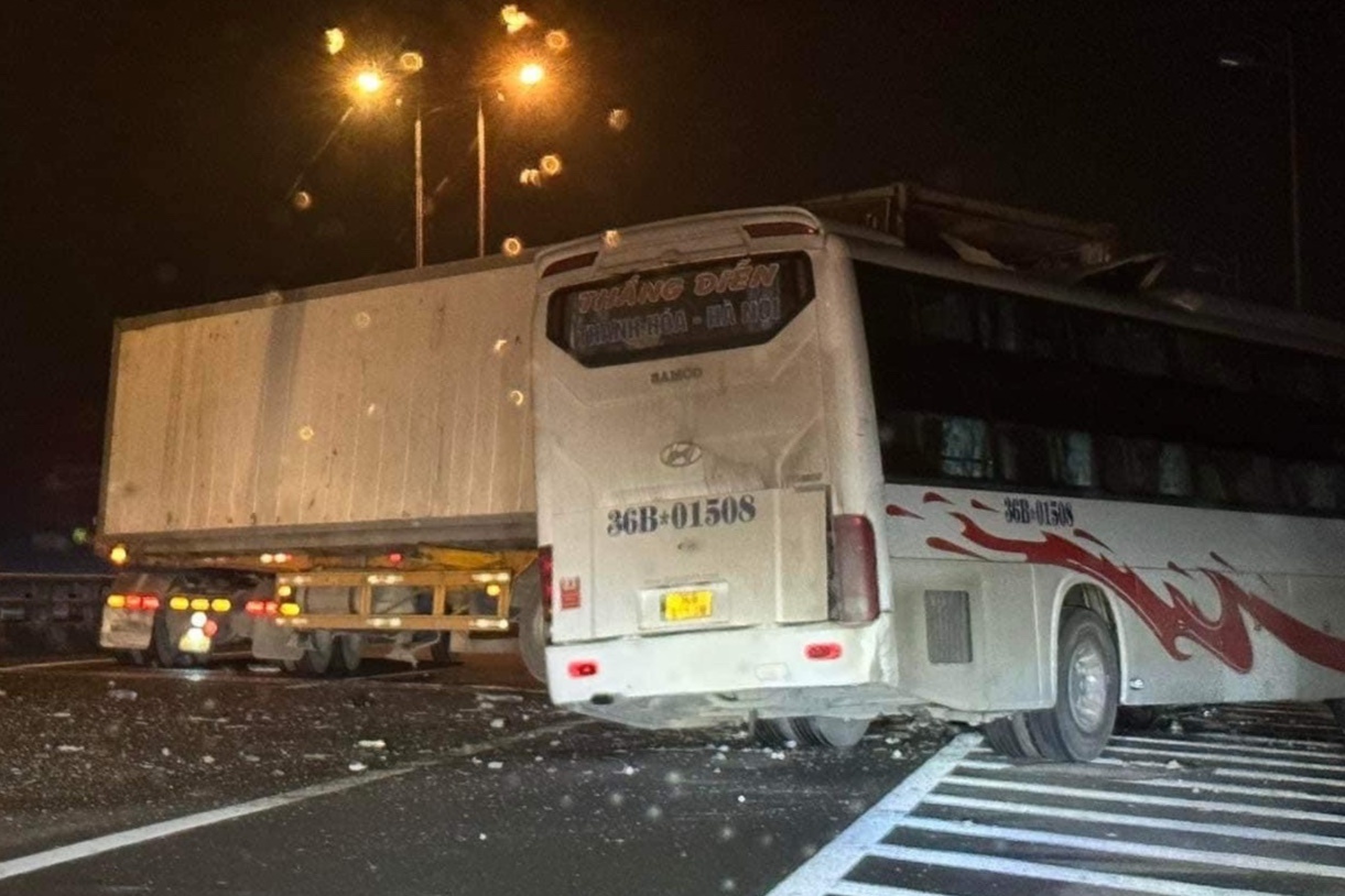 Oto khach tong duoi xe container tren cao toc, mot nguoi chet tai cho hinh anh