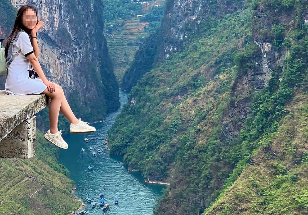 Tam cam check-in o mep san co goc chup bao tron song Nho Que hinh anh