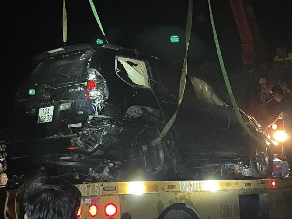 Tim thay thi the tai xe trong chiec Lexus chim duoi song o Lang Son hinh anh