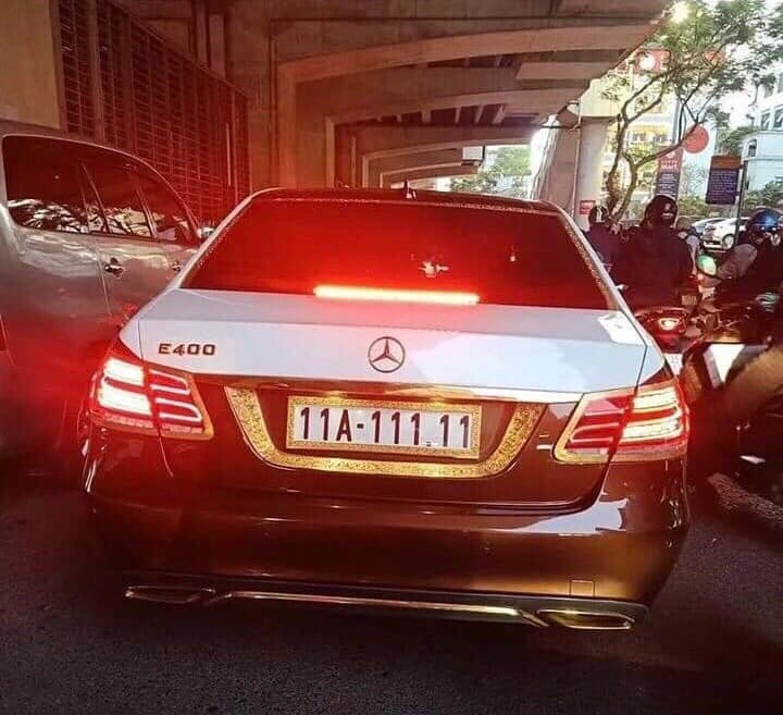 CSGT bac tin cap bien so ngu quy 1 cho xe Mercedes E400 hinh anh