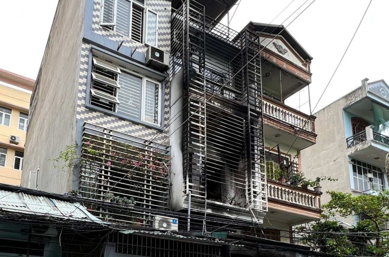 Vu chay 4 nguoi chet: Khung sat bao kin ngan can no luc cuu nan nhan hinh anh