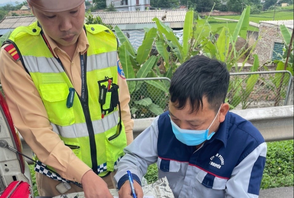 Tai xe vi pham nong do con, chan duong xe uu tien hon 1 km hinh anh