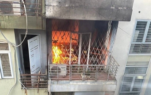 Chay nha 4 tang o Ha Noi, gia dinh treo ban cong thoat nan hinh anh