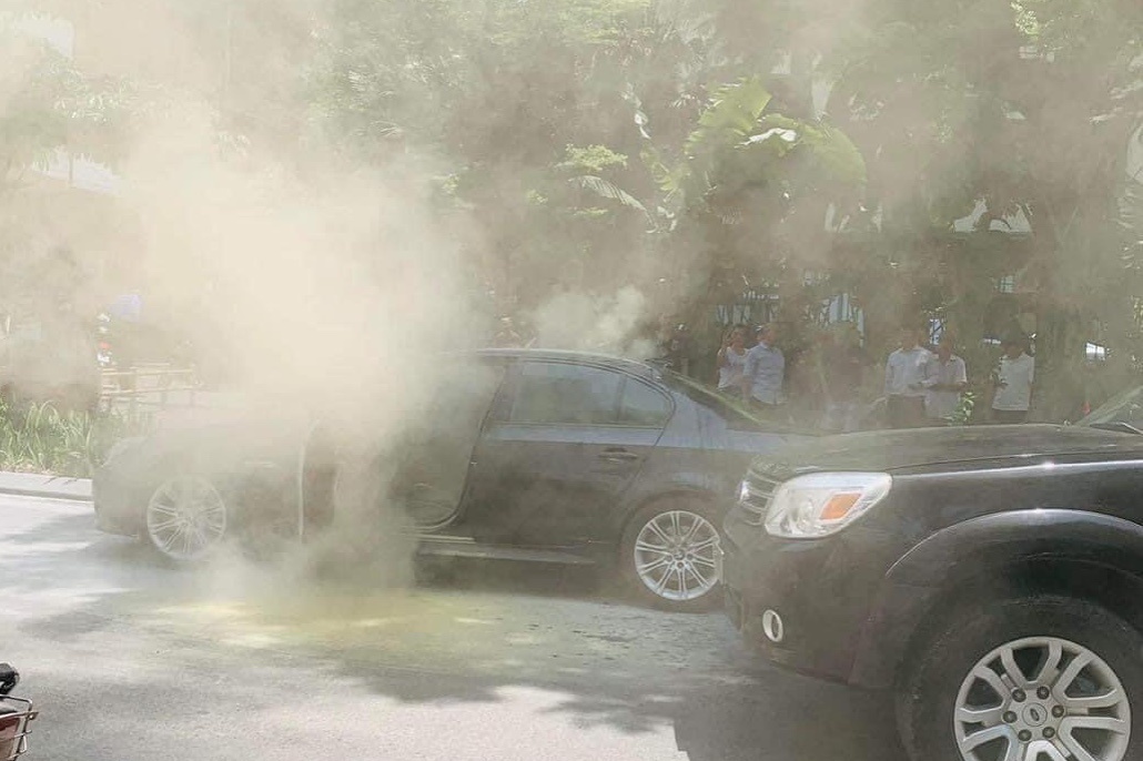 Xe BMW 530i boc chay giua trua nang gan 40 do C hinh anh