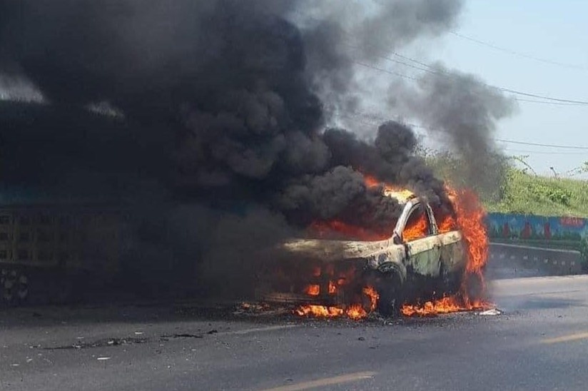 Lien tiep chay oto trong nang nong, canh sat PCCC khuyen cao gi hinh anh