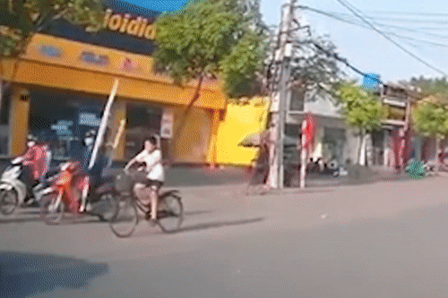 Oto tong hang loat xe may, tai xe co nong do con vuot muc kich khung hinh anh