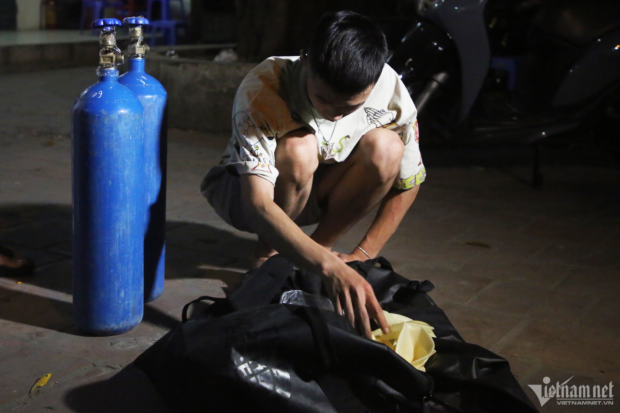 Thanh nien giau 2 binh khi cuoi trong tui do the thao hinh anh